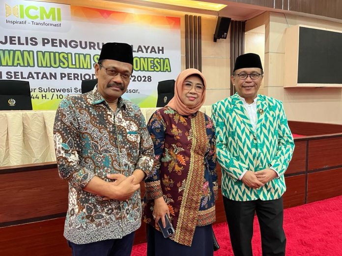 FOTO: Kiri, Prof Dr Sukardi Weda SS MHum MPd MSi MM MSosI MAP, yang juga Guru Besar UNM dan Wakil Rektor bidang Akademik dan Kemahasiswaan ITB Kalla bersama Sekretaris Jenderal MPP ICMI, Dr Andi Yuliani Paris, M.Sc, dan Ketua Majelis Pengurus Wilayah ICMI Sulsel, Prof Dr Arismunandar, M.Pd.