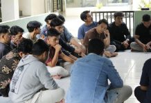 Mahasiswa, Pelajar dan Santri Tak Perlu Pulang, KPU Siapkan Posko Layanan Pindah Memilih Ilustrasi mahasiswa sedang berdialog. (Foto : Rifqi Syaputra)