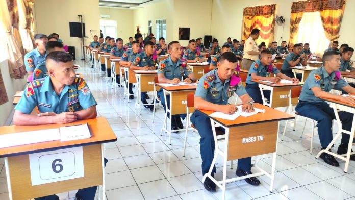 FOTO: Prajurit Yonmarhanlan VI melaksanakan Uji Pemeriksaan Kesehatan (Urikes) tes kesehatan jiwa di Gedung Werving Lantamal VI Jalan Yos Soedarso No. 308 Ujung Tanah, Kota Makassar. Senin (12/06/2023).