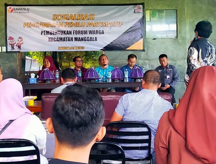 FOTO: Ketua Bawaslu Kota Makassar Dr. Abdullah Mustari, S.Ag, MA didampingi 4 Komisioner dan Ketua Panwascam Manggala, Sosialisasi Pengawasan Pemilu Partisipatif dirangkai Pembentukan Forum Warga Kecamatan Manggala Makassar , Rabu, 13 Juni 2023 di Cafe 44 Balang Tonjong Jl Raya Perumnas Antang, Makassar.