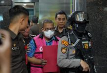 Penyidik Jebloskan 3 Tersangka Baru Kasus Korupsi PDAM, di Lapas Makassar FOTO: Tiga tersangka kasus korupsi PDAM Makassar saat digiring ke mobil tahanan Kejati Sulsel. (13/6/2023)