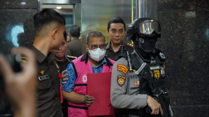 FOTO: Tiga tersangka kasus korupsi PDAM Makassar saat digiring ke mobil tahanan Kejati Sulsel. (13/6/2023)