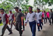 Jaga Sinergitas dan Soliditas, Prajurit Petarung Yonmarhanlan VI Laksanakan Olahraga Bersama TNI-Polri se Luwu Timur FOTO: Sinergitas TNI-Polri, Prajurit Petarung Batalyon Marinir Pertahanan Pangkalan (Yonmarhanlan) VI yang berdinas di Posal Lampia Luwu Timur dalam rangka HUT BHAYANGKARA KE-77 TAHUN 2023 yang diadakan di Lapangan Mako Polres Luwu Timur, Kota Malili, Luwu Timur. Rabu (14/06/2023).