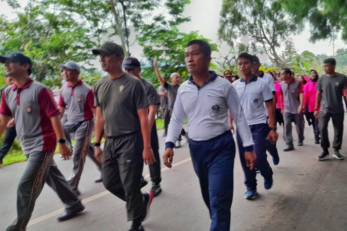 FOTO: Sinergitas TNI-Polri, Prajurit Petarung Batalyon Marinir Pertahanan Pangkalan (Yonmarhanlan) VI yang berdinas di Posal Lampia Luwu Timur dalam rangka HUT BHAYANGKARA KE-77 TAHUN 2023 yang diadakan di Lapangan Mako Polres Luwu Timur, Kota Malili, Luwu Timur. Rabu (14/06/2023).