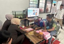 Penyidik Serahkan 2 Tersangka Penetapan Harga Jual Pasir Laut Takalar ke JPU Kejati Sulsel FOTO: Tim Jaksa Penyidik saat menyerahkan 2 Tersangka Tindak Pidana Korupsi Penyimpangan Penetapan Harga Jual Pasir Laut Pada Badan Pengelola Keuangan Daerah (BPKD) Kabupaten Takalar Tahun 2020 kepada Tim Penuntut Umum Kejati Sulsel.