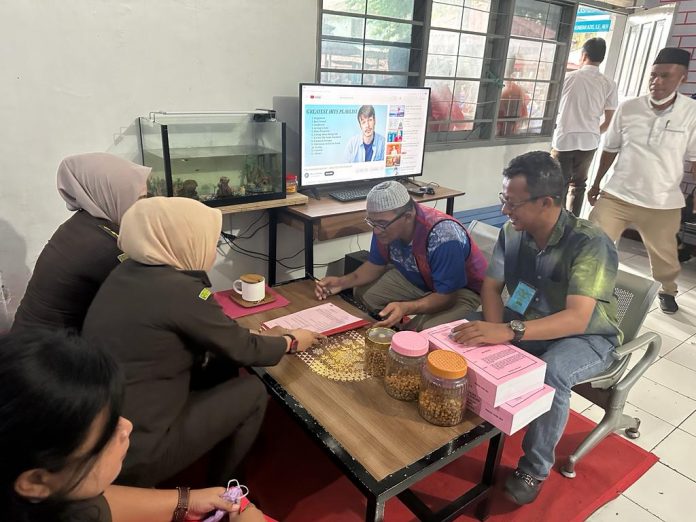 FOTO: Tim Jaksa Penyidik saat menyerahkan 2 Tersangka Tindak Pidana Korupsi Penyimpangan Penetapan Harga Jual Pasir Laut Pada Badan Pengelola Keuangan Daerah (BPKD) Kabupaten Takalar Tahun 2020 kepada Tim Penuntut Umum Kejati Sulsel.