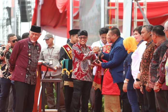 FOTO: Pekan Nasional (PENAS) Petani Nelayan XVI resmi ditutup di Lanud Sutan Syahrir, Padang, Sumatera Barat, pada Kamis (15/06/2023).