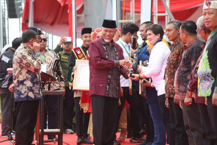 FOTO: Pekan Nasional (PENAS) Petani Nelayan XVI resmi ditutup di Lanud Sutan Syahrir, Padang, Sumatera Barat, pada Kamis (15/06/2023).