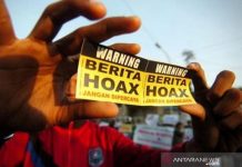 PT TSL Tempuh Jalur Hukum Terkait Berita Bohong, Kadispora Bantah Pemotongan Gaji Ilustrasi - Seseorang memperlihatkan stiker antiberita hoaks. ANTARA/Ardika