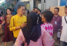 Partai Golkar Peduli Korban Bencana Kebakaran di Rappocini FOTO: Muhammad Israt, Wakil Ketua Golkar Makassar saat menemui warga korban kebakaran di Jalan Andi Jemma Lorong 9 Kecamatan Rappocini. Jumat sore (16/6/2023).