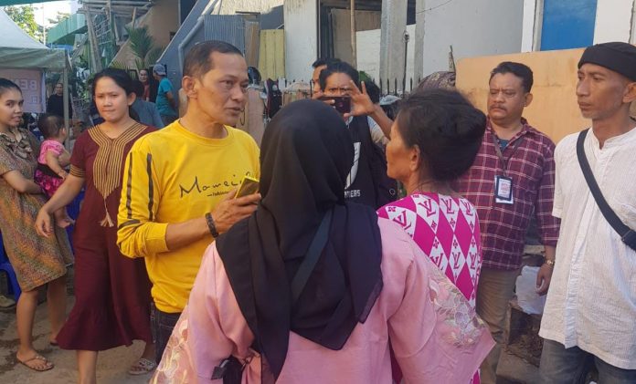 FOTO: Muhammad Israt, Wakil Ketua Golkar Makassar saat menemui warga korban kebakaran di Jalan Andi Jemma Lorong 9 Kecamatan Rappocini. Jumat sore (16/6/2023).