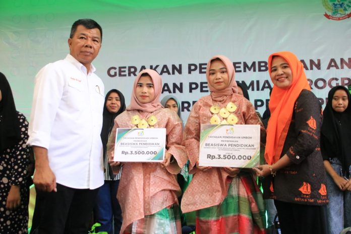 FOTO: Bupati Bulukumba Andi Muchtar Ali Yusuf meluncurkan Gerakan Pengembalian Anak ke Sekolah dan Program Penguatan Remaja Perempuan Terintegrasi di Kabupaten Bulukumba. Peluncuran digelar di Ballroom Hotel Agri Bulukumba, Kamis, 15 Juni 2023.