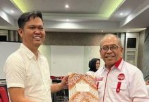 IAS Beri Kepercayaan ke dr Fadli Ananda Bentuk Kepengurusan PAPPRI Makassar FOTO: Kiri, dr Fadli Ananda saat menerima mandat untuk kepengurusan PAPPRI Makassar dari Ketua PAPPRI Sulsel, Dr Ilham Arief Sirajuddin (IAS) di Hotel Swiss Bellin, Jalan Penghibur, Jumat, 16 Juni 2023.