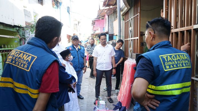 Ketua Forum Kemanusian Kota Makassar (FKKM), dr Udin Malik kunjungi Dasri warga Jl Dg Tanty, Kelurahan Rappokalling. Jumat (16/06/2023).