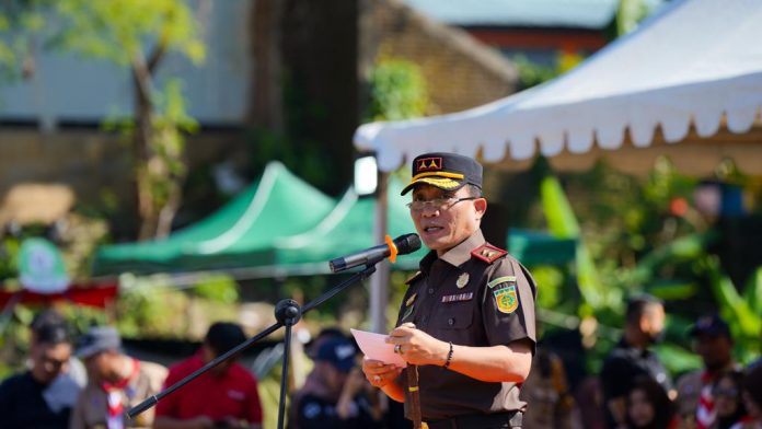 FOTO: Kepala Kejaksaan Tinggi (Kejati) Sulawesi Selatan Leonard Eben Ezer Simanjuntak, SH. MH. hadir dan bertindak selaku pembina upacara pada pembukaan kegiatan 