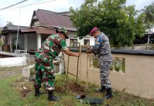 Peringati Hari Lingkungan Hidup Sedunia, Prajurit Petarung Yonmarhanlan VI Tanam Bibit Pohon Di Sinjai FOTO: Prajurit petarung Yonmarhanlan VI Kopda Marinir Firman yang berdinas di Posal Sinjai melaksanakan penanaman sejumlah bibit pohon tanaman keras di Kabupaten Sinjai, berlokasi di Pelataran Masjid Nailul Maram. Jalan Halim Perdana Kusuma, Kelurahan Lappa, Kecamatan Sinjai Utara, Kabupaten Sinjai. Sabtu (17/06/2023).