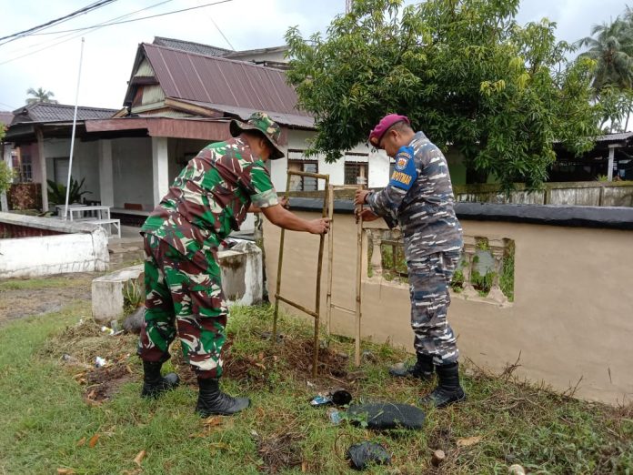 FOTO: Prajurit petarung Yonmarhanlan VI Kopda Marinir Firman yang berdinas di Posal Sinjai melaksanakan penanaman sejumlah bibit pohon tanaman keras di Kabupaten Sinjai, berlokasi di Pelataran Masjid Nailul Maram. Jalan Halim Perdana Kusuma, Kelurahan Lappa, Kecamatan Sinjai Utara, Kabupaten Sinjai. Sabtu (17/06/2023).