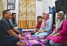 Pererat Silaturahmi, Perwira Yonmarhanlan VI Anjangsana Akhir Pekan Ke Rumdis Prajurit Petarung FOTO: Letda Marinir Bambang Triyono (Danton Zeni Kima) bersama Istri melaksanakan anjangsana ke rumah dinas Serda Marinir Gatot Slamet Riyanto yang berlokasi di Komplek TNI AL Dewa Kembar, Blok J, Nomor 01, RW 04/RT 03, Kota Makassar, Sabtu (17/06/2023).