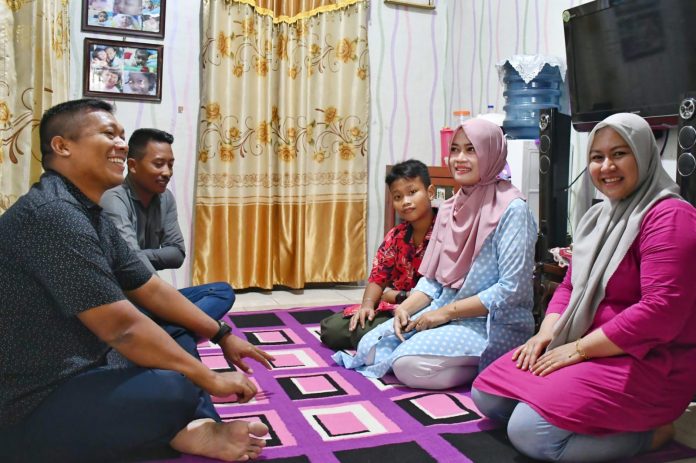 FOTO: Letda Marinir Bambang Triyono (Danton Zeni Kima) bersama Istri melaksanakan anjangsana ke rumah dinas Serda Marinir Gatot Slamet Riyanto yang berlokasi di Komplek TNI AL Dewa Kembar, Blok J, Nomor 01, RW 04/RT 03, Kota Makassar, Sabtu (17/06/2023).