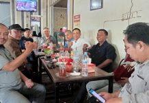Idris Kadir Silahturrahmi dengan Para Mantan Aktivis Mahasiswa di Makassar FOTO: Brigjen. Pol. (Purn) Idris Kadir (Baju Putih), saat bersilahturahmi bersama para mantan aktivis mahasiswa era tahun 2000 di salah warkop di kawasan bisnis Panakukang, Masale, Makassar. Minggu (18/6/2023).