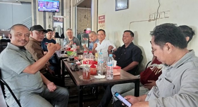 FOTO: Brigjen. Pol. (Purn) Idris Kadir (Baju Putih), saat bersilahturahmi bersama para mantan aktivis mahasiswa era tahun 2000 di salah warkop di kawasan bisnis Panakukang, Masale, Makassar. Minggu (18/6/2023).