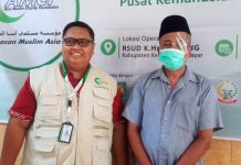 53 Pasien Katarak Jalani Operasi Gratis AMCF di RSUD KH. Haiyung, Benteng FOTO: Warga di daratan Kabupaten Kepulauan Selayar usai dilakukan operasi Katarak secara gratis yang digelar dan dipusatkan Yayasan Asia Muslim Charity Foundation (AMCF) Sulawesi Selatan. Minggu (18/6/2023)