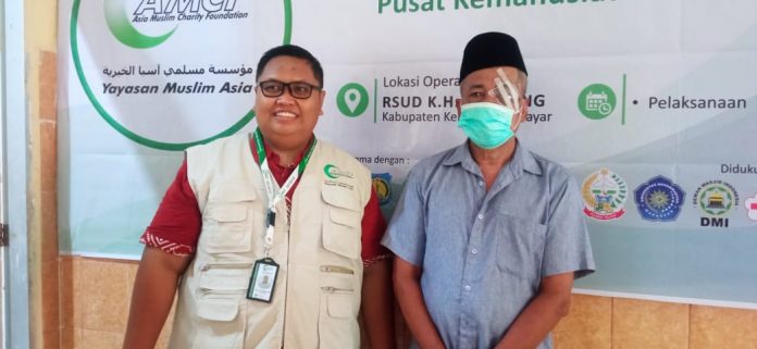 FOTO: Warga di daratan Kabupaten Kepulauan Selayar usai dilakukan operasi Katarak secara gratis yang digelar dan dipusatkan Yayasan Asia Muslim Charity Foundation (AMCF) Sulawesi Selatan. Minggu (18/6/2023)