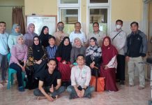 Kolaborasi Tim Rumah Sakit Mata Makassar Operasi Katarak Hari Kedua AMCF Berjalan Lancar FOTO: Tim Yayasan Asia Muslim Charity Foundation (AMCF) bekerjasama dengan RS Mata Makassar usai menggelar operasi Katarak bagi belasan pasien di ruang instalasi bedah sentral (IBS) RSUD KH. Haiyung, Benteng Kabupaten Kepulauan Selayar Sulawesi Selatan. Minggu (18/6)