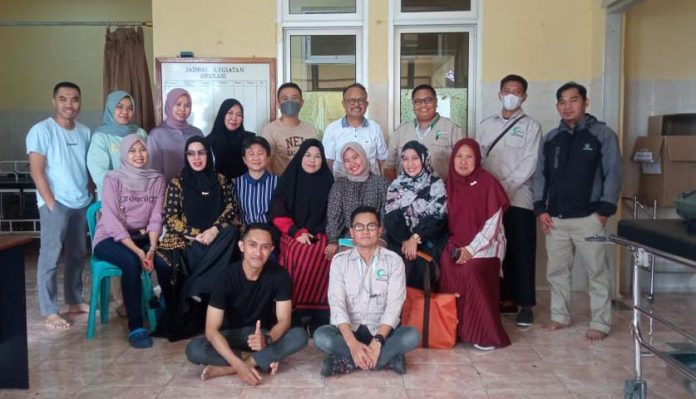 FOTO: Tim Yayasan Asia Muslim Charity Foundation (AMCF) bekerjasama dengan RS Mata Makassar usai menggelar operasi Katarak bagi belasan pasien di ruang instalasi bedah sentral (IBS) RSUD KH. Haiyung, Benteng Kabupaten Kepulauan Selayar Sulawesi Selatan. Minggu (18/6)