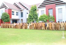 Upacara 17, Tak Pakai Baju Korpri, Andi Utta: Contoh ASN Tidak Disiplin FOTO: Sejumlah Aparatur Sipil Negara (ASN) di lingkup Pemkab Bulukumba dipisahkan dari barisan. Mereka para ASN itu tidak menggunakan pakaian Korpri. Senin 17 Juni 2023.