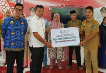 Baznas Bulukumba Suntik Rp50 Juta untuk Korban Bencana di Herlang FOTO: Bupati Andi Muchtar Ali Yusuf dan Wakil bupati Bulukumba, Andi Edy Manaf saat memberikan bantuan BAZNAS kepada Kepala Desa Borong, Andi Reski Setiawan, di pendopo rumah jabatan Bupati Bulukumba, Senin, 19 Juni 2023.