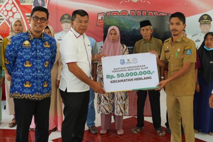 FOTO: Bupati Andi Muchtar Ali Yusuf dan Wakil bupati Bulukumba, Andi Edy Manaf saat memberikan bantuan BAZNAS kepada Kepala Desa Borong, Andi Reski Setiawan, di pendopo rumah jabatan Bupati Bulukumba, Senin, 19 Juni 2023.