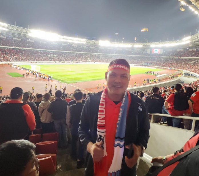 FOTO: Ketua Umum Loyalis Erick Thohir (Letho) Anshar Ilo menyaksikan FIFA Matchday antara Timnas Indonesia melawan Timnas Argentina di Stadion Utama Gelora Bung Karno (GBK) Jakarta, Senin (19/06).