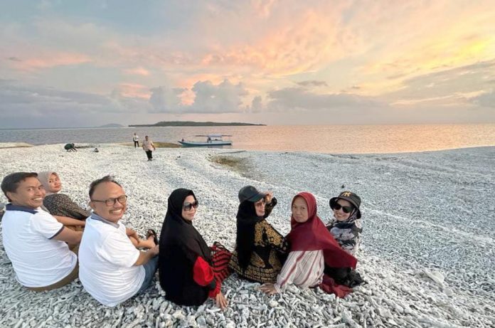 FOTO: Rombongan Rumah Sakit Mata Makassar saat menikmati sunset di Pulau Bahuluang, Kecamatan Bontosikuyu Kabupaten Kepulauan Selayar.