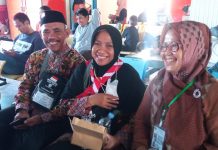 Calon Jamaah Haji Susulan Asal Kabupaten Kepulauan Selayar, Tinggalkan Pelabuhan Pamatata FOTO: Rombongan Rumah Sakit Mata Makassar saat menikmati sunset di Pulau Bahuluang, Kecamatan Bontosikuyu Kabupaten Kepulauan Selayar.