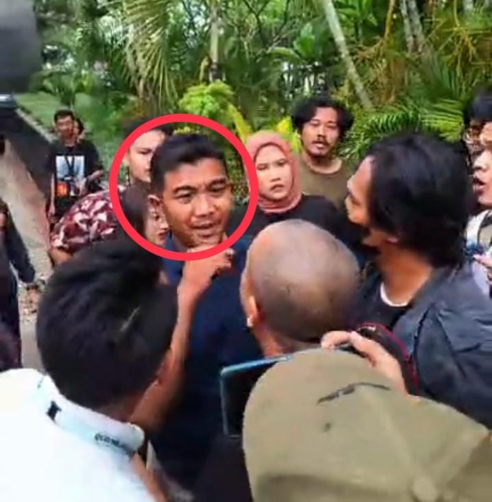 Foto tangkap layar seorang pria didatangi sejumlah awak media usai Mentan SYL di periksa di gedung lama KPK, Jakarta, pada Senin (19/6/2023) lalu.