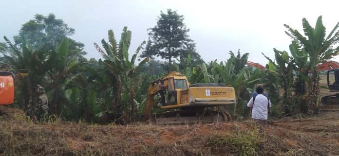FOTO: Alat berat milik PT Perkebunan Nusantara II melakukan pembersihan areal HGU No.94 kebun Limau Mungkur Kecamatan STM Hilir. Rabu (21/06) lalu.