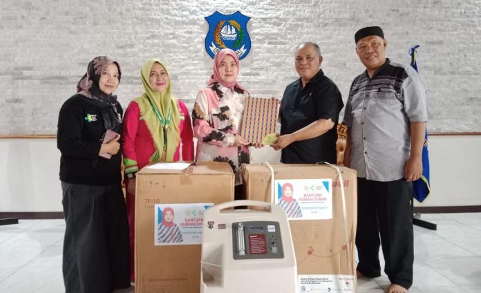 FOTO: Aliyah Mustika Ilham, Anggota Komisi IX DPR RI, menyerahkan bantuan alat kesehatan kepada Rumah Sakit Umum Daerah (RSUD) H. Andi Sultan Daeng Radja. Jumat (23/6/2023)