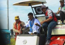 Pastikan Beras Aman, Mentan SYL Panen Padi dan Demonstrasikan Biosaka di Maros FOTO: Menteri Pertanian Syahrul Yasin Limpo panen padi pada lahan seluas 34,53 hektar dengan produktivitas 7,8 ton per hektar di Desa Alatengae, Kecamatan Bantimurung, Kabupaten Maros. Jumat (23/6/2023).