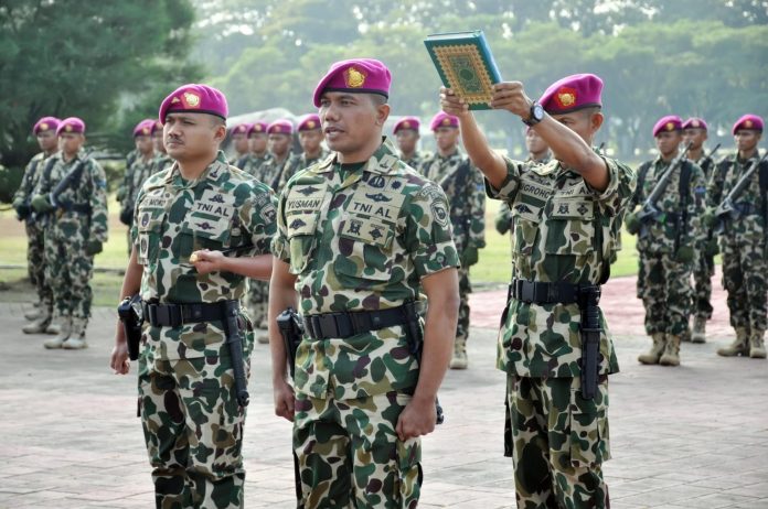 FOTO: Mayor Marinir Yusman Efendi, M.Tr.Opsla saat diambil sumpah jabatan sebagai Komandan Batalyon Marinir Pertahanan Pangkalan (Danyonmarhanlan) VI, di lapangan Mako Pasmar 2, Gedangan, Sidoarjo, Jawa Timur. Jumat (23/06/2023).