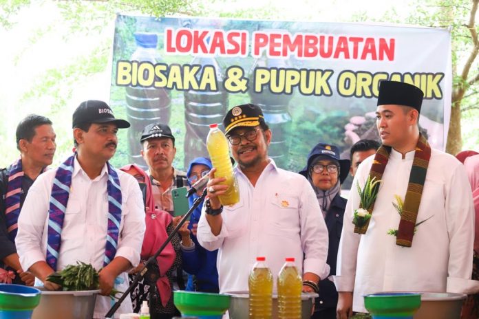 FOTO: Menteri Pertanian Syahrul Yasin Limpo tanam Sorgum di Taman Teknologi Pertanian Ds. Barabatu Kecamatan. Labakkang, Kabupaten. Pangkajene Dan Kepulauan (Pangkep), Jumat (23/6/23).