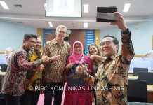 Rektor Unhas Terima Kunjungan Duta Besar Uni Eropa, Bahas Peluang Kemitraan Pengembangan Tridarma FOTO: Rektor Universitas Hasanuddin, Prof. Dr. Ir. Jamaluddin Jompa, M.Sc., saat menerima kunjungan Duta Besar Uni Eropa untuk Indonesia dan Brunei Darusallam (H.E Dr. Vincent Piket) di Ruangan Rektor, Lantai 8 Gedung Rektorat, Kampus Unhas Tamalanrea, Makassar, Jumat (23/06).