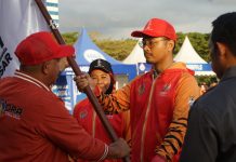 Diwakili 30 Inorga, Ketua Kontingen Sulsel dr Udin Malik Optimis Peringkat Meningkat FOTO: dr. Udin Malik saat menerima pataka tim Fornas VII dari Kepala Dinas Pemuda dan Olahraga Sulsel, Suherman di Lapangan Karebosi, Makassar, Sabtu (14/06/2023).
