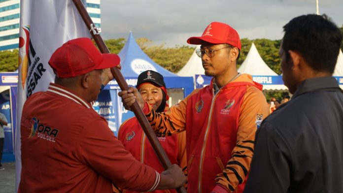 FOTO: dr. Udin Malik saat menerima pataka tim Fornas VII dari Kepala Dinas Pemuda dan Olahraga Sulsel, Suherman di Lapangan Karebosi, Makassar, Sabtu (14/06/2023).