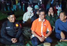 Wabup Sambut Gembira Kunjungan Komunitas Alegro di Kampung Tua Bitombang FOTO: Wakil Bupati, H. Saiful Arif, SH, menerima puluhan orang scooteris asal kota Makassar yang tergabung dalam komunitas alegro vespa,. Sabtu, (24/6) malam.