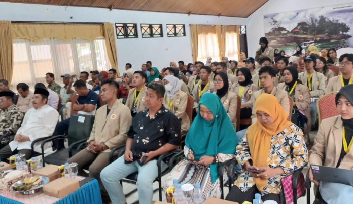 FOTO: Tiga puluh mahasiswa lintas Fakultas Universitas Gajah Mada (UGM) Yogyakarta, tiba di Kabupaten Kepulauan Selayar, Ahad (25/6) siang