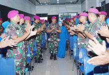 Bismillah, Bersama Kita Jaga Kehormatan Korps Marinir di Bumi Anging Mamiri FOTO: Komandan Yonmarhanlan (Danyonmarhanlan VI) Mayor Yusman Efendi, M.Tr.Opsla didampingi Ny. Sari Yusman Efendi (Ketua Ranting C Cabang 1 Korcab Pasmar 2) melaksanakan Entry Briefing kepada seluruh prajurit dan jalasenastri Yonmarhanlan Vl di Bapra Serda KKO Soepardi Mako Yonmarhanlan VI, JL. Yos Soedarso No. 308 Makassar, Senin (26/06/2023).