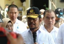 Cek Ketersediaan Sapi di NTB, Mentan Pastikan Pemasangan Eartag Sesuai SOP FOTO: Menteri Pertanian Syahrul Yasin Limpo saat mengecek Kandang Hewan Qurban yang berlokasi di belakang Kantor Bupati Lombok Barat, Senin, 26 Juni 2023.