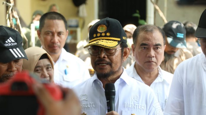 FOTO: Menteri Pertanian Syahrul Yasin Limpo saat mengecek Kandang Hewan Qurban yang berlokasi di belakang Kantor Bupati Lombok Barat, Senin, 26 Juni 2023.