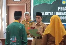 Wabup Lantik HM. Nasir Sebagai Wakil Ketua 1 Baznas Selayar FOTO: Wakil Bupati Kepulauan Selayar, H. Saiful Arif, SH, melantik dan mengambil sumpah H. Muh. Nasir, S.Ag, sebagai Wakil Ketua 1 Badan Amil Zakat Nasional (Baznas) Kabupaten Kepulauan Selayar Sulawesi Selatan periode 2023 - 2028, Senin, (26/6) siang di Ruang Rapim Kantor Bupati.